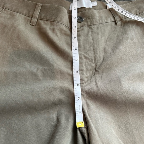 Vince women’s cotton chino shorts. 9” inseam. Classic olive color. Frayed edge. - Picture 9 of 10